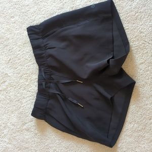 On the Fly Woven Mid Rise Short 2.5" Size 6